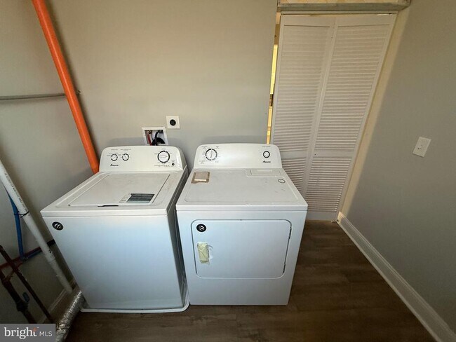 Foto del edificio - 4028 W Girard Ave