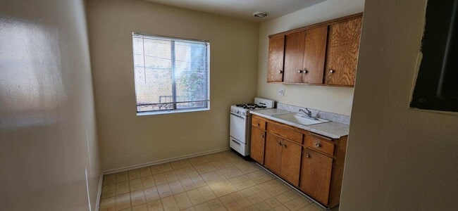 Building Photo - Crest View Apartments