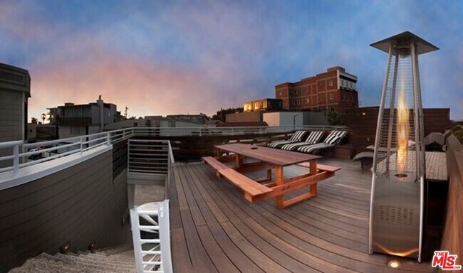 Foto del edificio - 32 N Venice Blvd