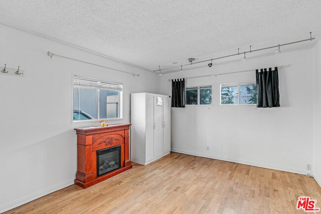 Building Photo - 1352 Ocean Park Blvd