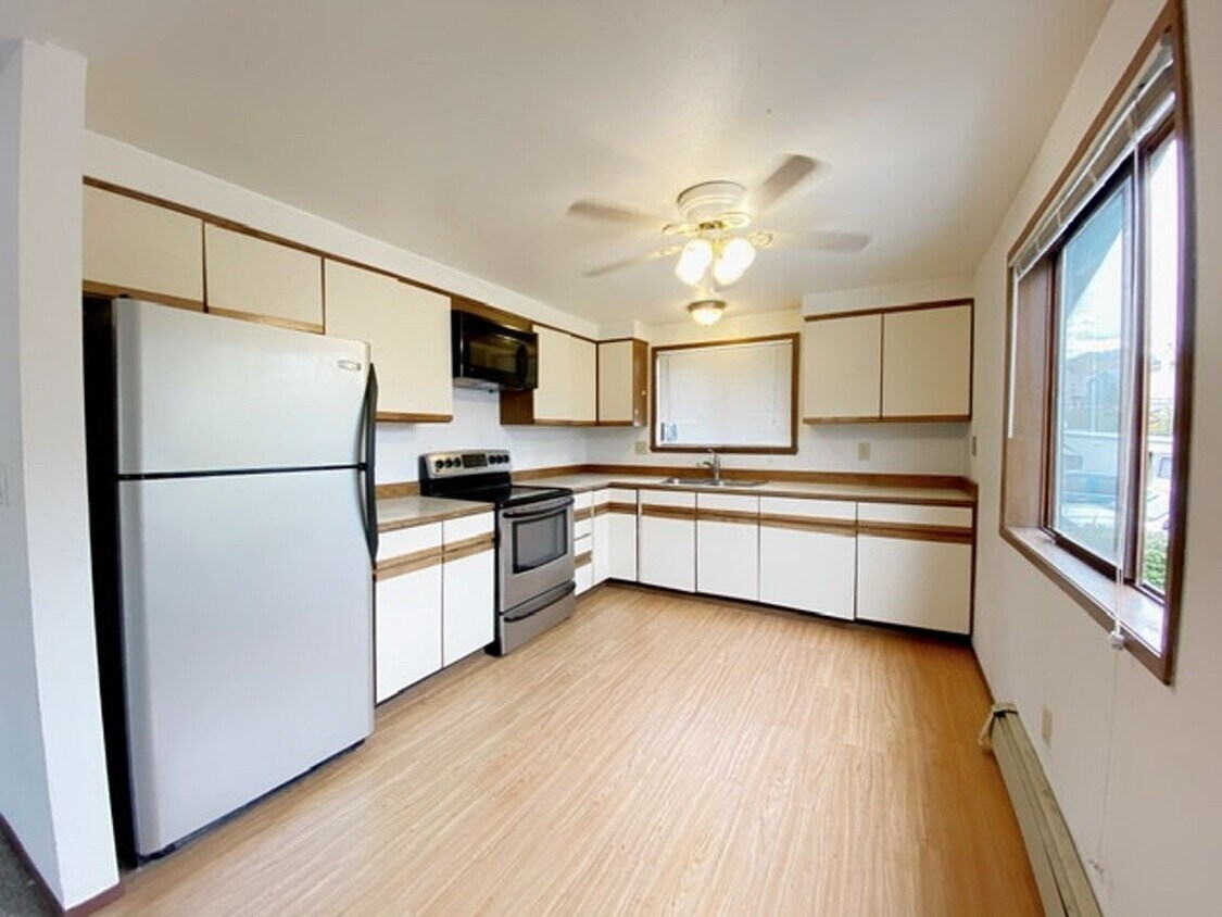 Primary Photo - 6623 E 6th Ave