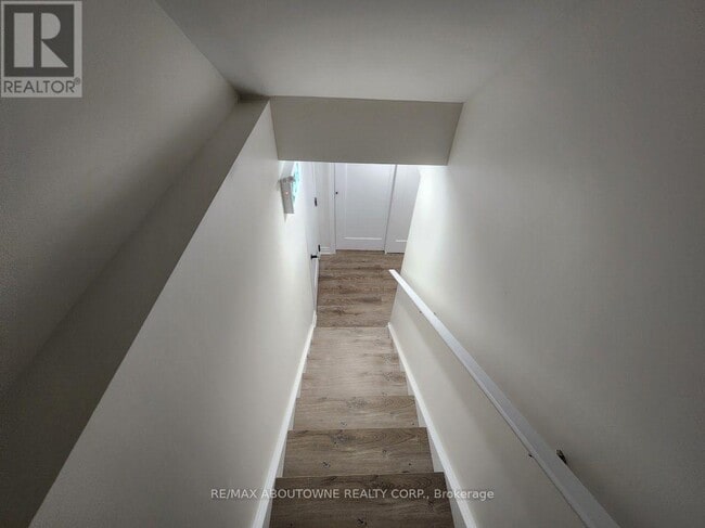 Building Photo - 203 Rockledge Dr