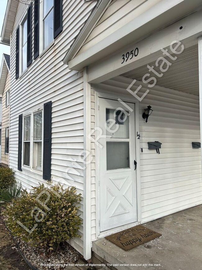 Building Photo - 3950 Woodhaven Dr