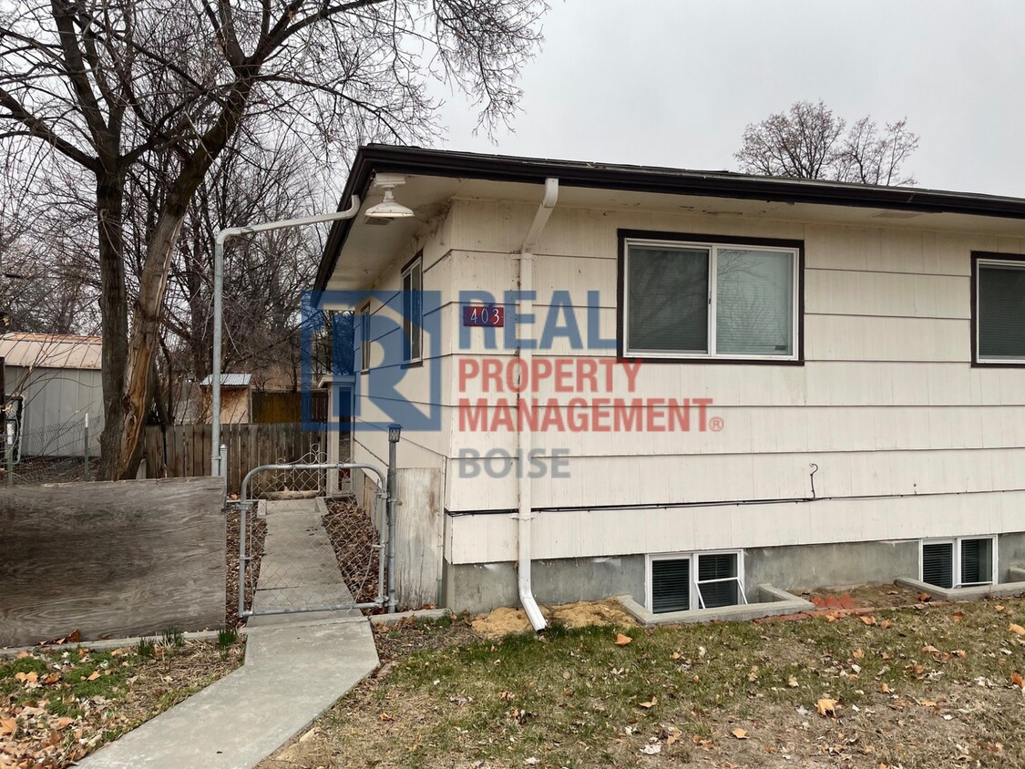 Primary Photo - Spacious Basement Apartment in Downtown Ca...