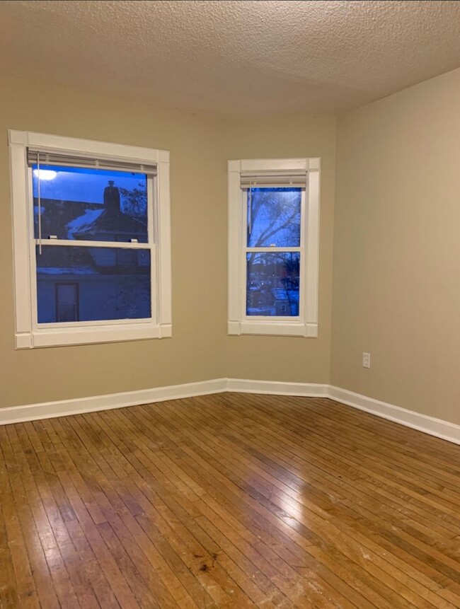 Building Photo - Spacious 4 Bedroom 1.5 Bathroom Townhouse