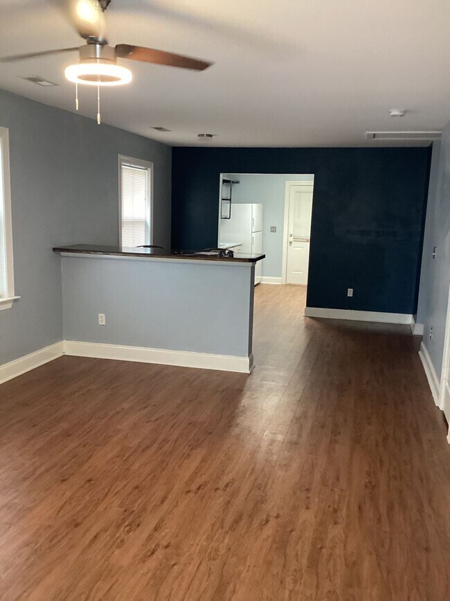 Building Photo - DOWNTOWN WILMINGTON - 2 BD/1 BA - 2 blocks...