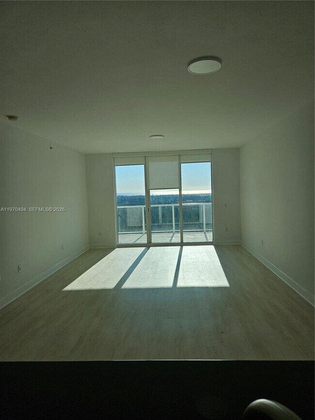 Foto del edificio - 15051 Royal Oaks Ln