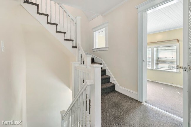 Building Photo - 4 br, 1.5 bath Apartment - 268 Norland Avenue