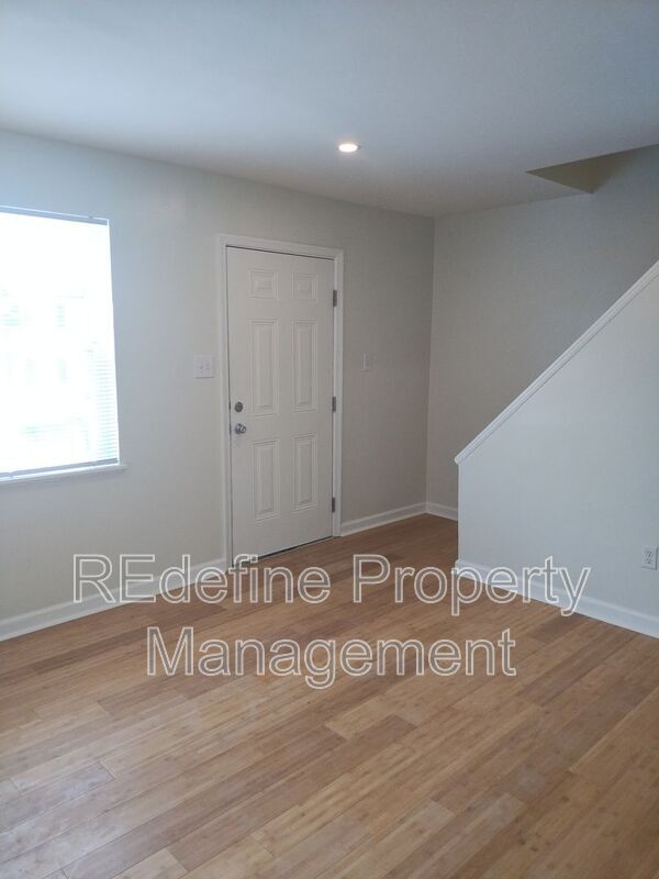 Building Photo - 104 Poe St