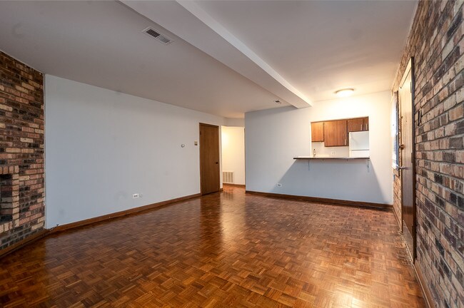 Building Photo - Video Tour Attached! Big Lincoln Park 1 Be...