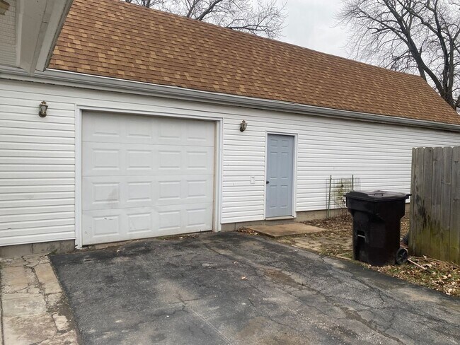 Foto del edificio - Welcome to this spacious 4-bedroom, 2-bath...