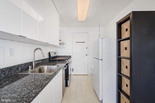 Foto del edificio - 10201 Grosvenor Pl