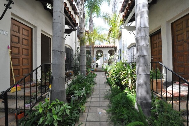 Foto del edificio - 1417 S Crescent Heights Blvd