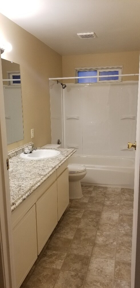 Foto del edificio - Graham Duplex 2 beds/1bath With Garage and...