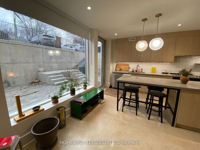 Photo du bâtiment - 1540 King St W