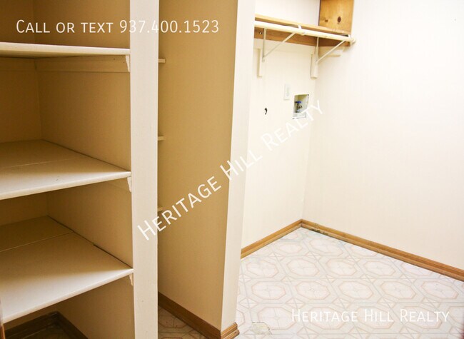 Building Photo - 3 bedroom, 2 bath house with 2 car garage ...