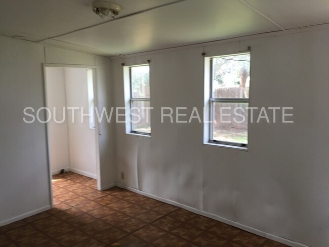Building Photo - 204 Circle Dr