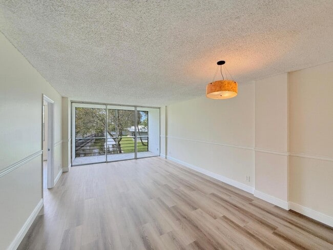 Foto del edificio - 113 Royal Pk Dr