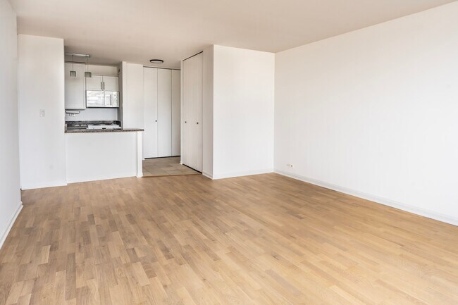 Foto del edificio - 70 W Burton Pl