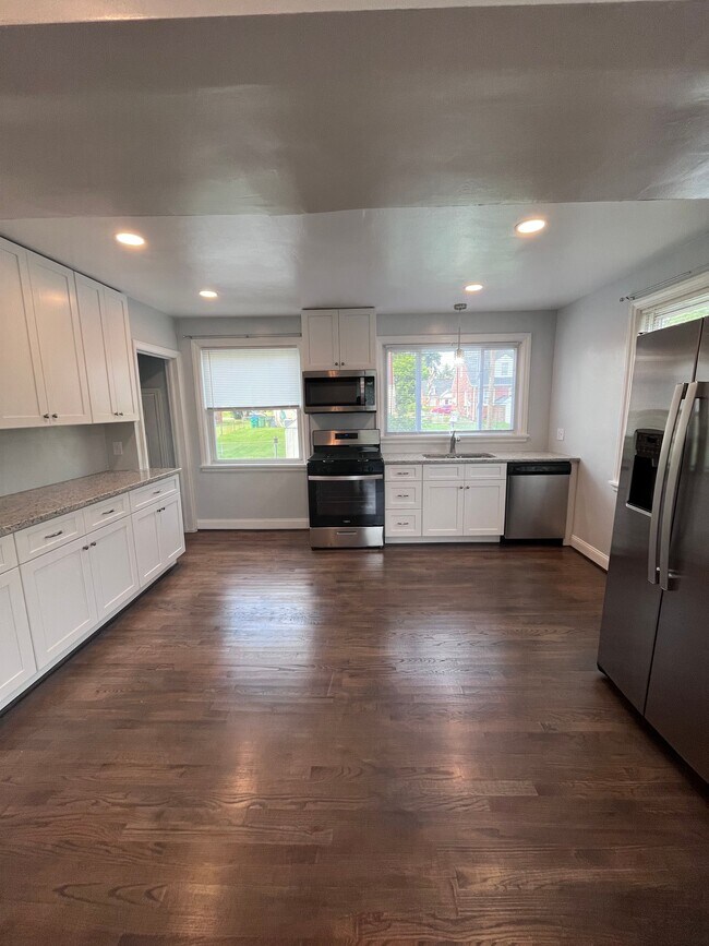 Foto del edificio - 1016 Jamestown Ave