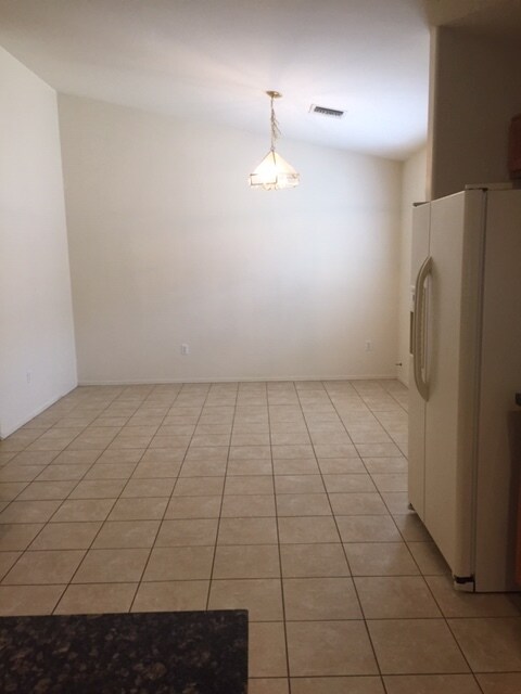 Dining area - 3018 W Mountain Dew St