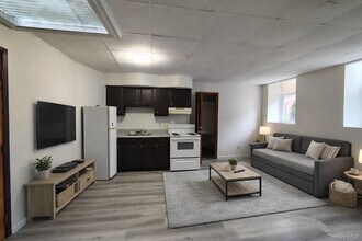 Building Photo - 12 Main St