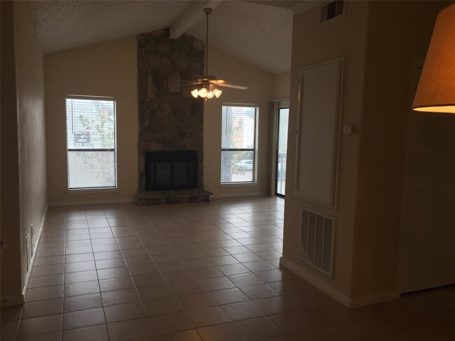 Foto del edificio - 17417 Red Oak Dr