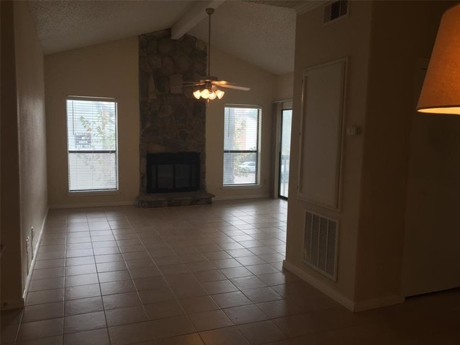 Building Photo - 17417 Red Oak Dr