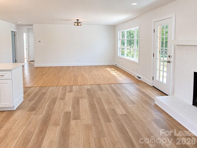 Building Photo - 7500 Thorncliff Dr