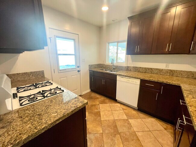 Foto del edificio - 112 S Grand Oaks Ave