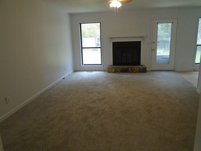 Building Photo - Renovated 3BD/2BA Single Family Home Avail...