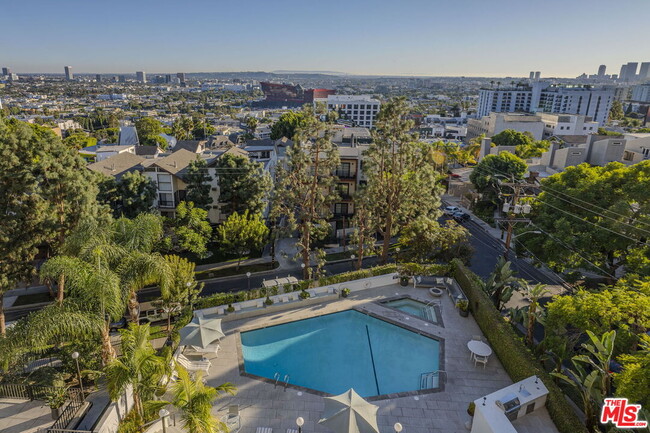 Foto del edificio - 8787 Shoreham Dr