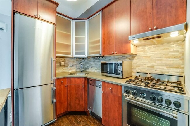 Building Photo - 156 7th St