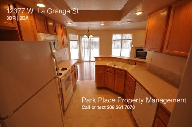 Building Photo - 12377 W La Grange St