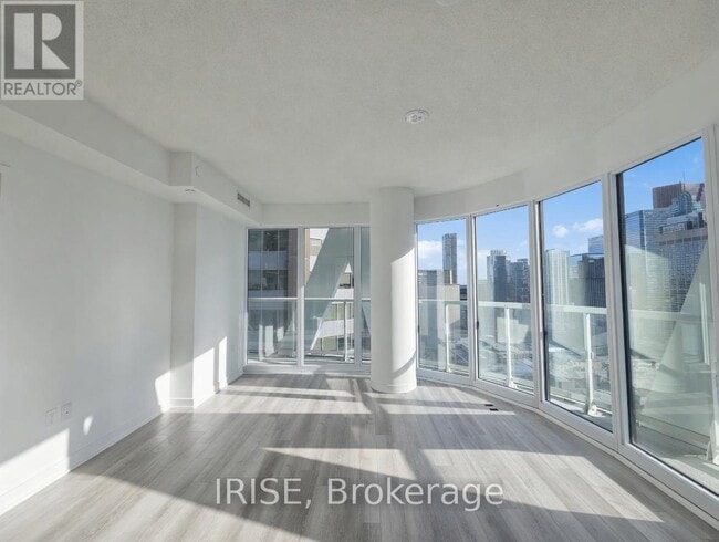 Building Photo - 230 Simcoe St