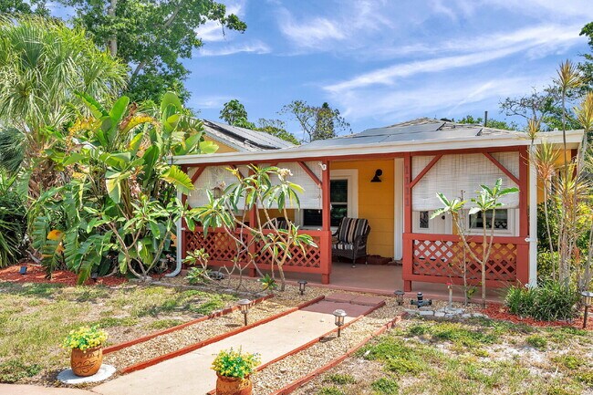 Foto del edificio - Fully Furnished Pool Home | Flexible Lease...
