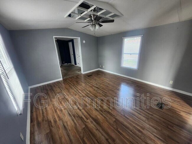 Foto del edificio - 1018 Crystal Blvd