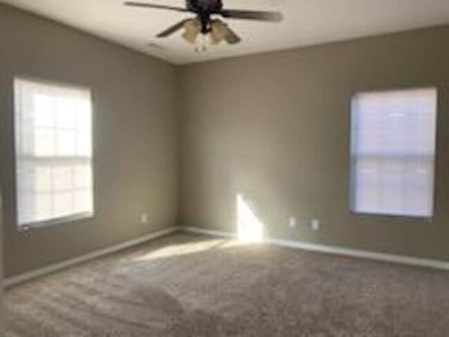 Building Photo - All Brick 3 bedroom 2.5 Bathrooms