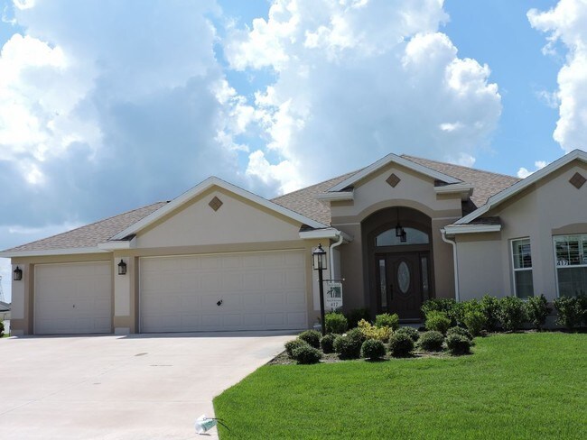 Building Photo - Designer 3/2 in The Village of Labelle