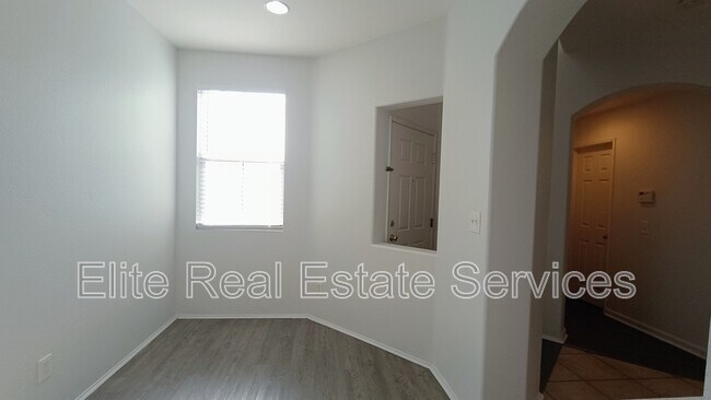 Foto del edificio - 1866 Via Capri St