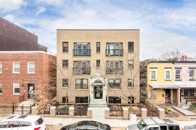 Building Photo - 732 Lamont St NW