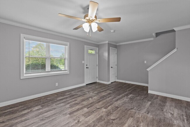 Building Photo - Newly Renovated 2 Bed, 1.5 Bath Townhome!