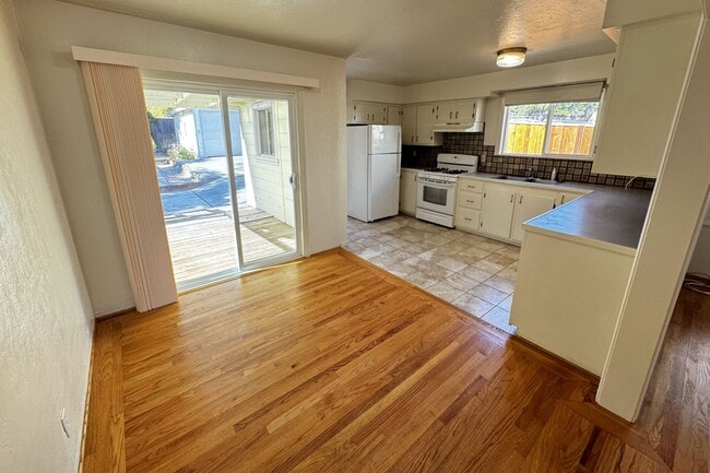 Building Photo - Attractive 2BR/1BA Home on Jefferson Stree...