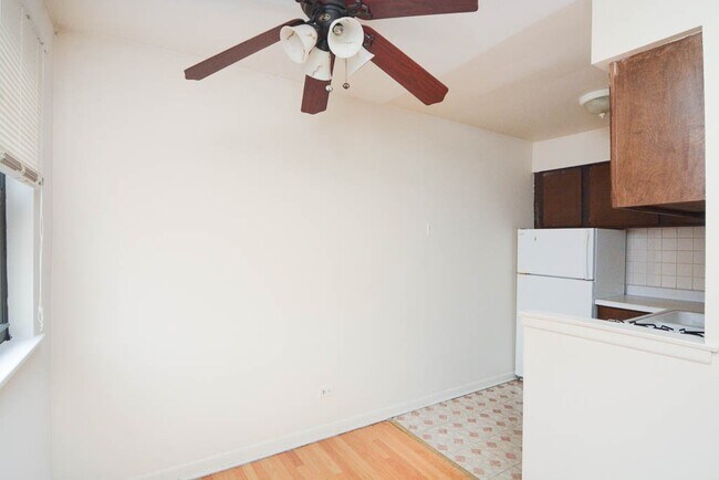 Building Photo - 527 W Aldine Ave