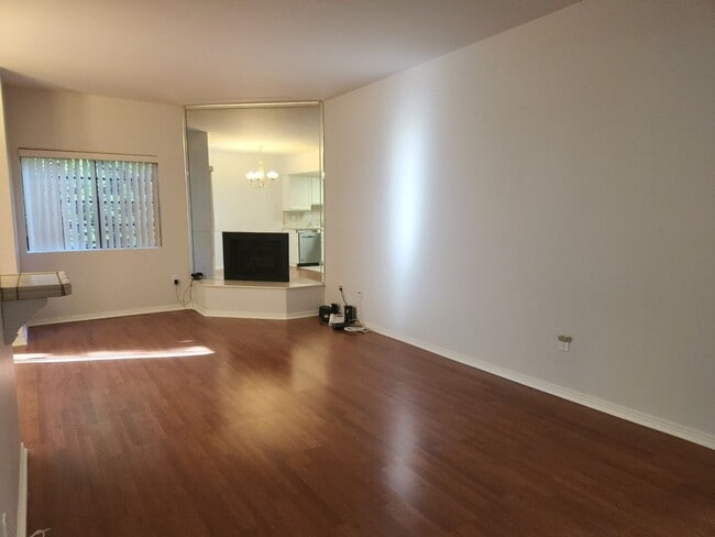 Foto del edificio - Spacious 2bed/2bath Condo, with Balcony. W...