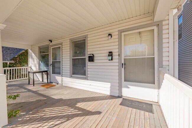 Building Photo - 1640 E ST-2