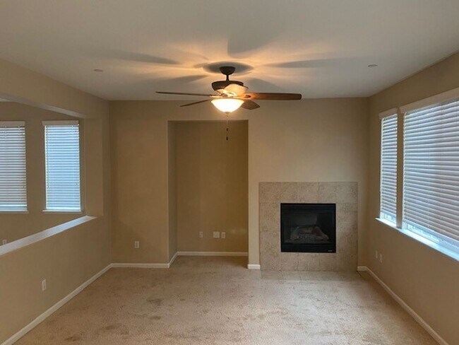 Foto del edificio - Condo with new paint and carpet! Access to...