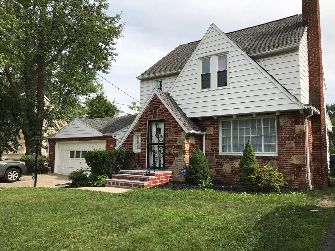 Foto principal - 3 Bedroom with 2 Car Attached garage