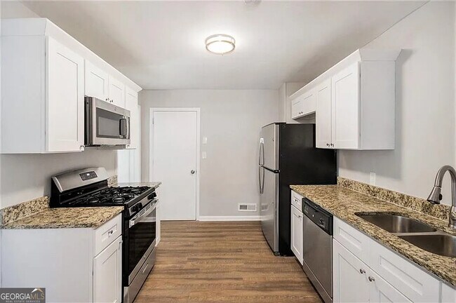 Building Photo - 2077 Rosewood Rd