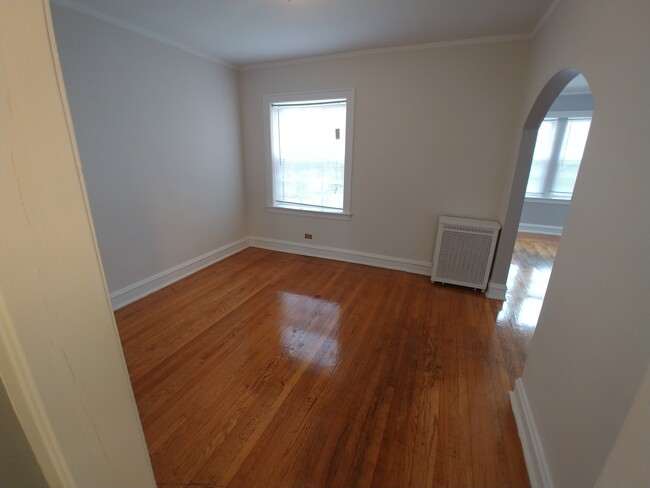 Building Photo - 1710 W Albion Ave